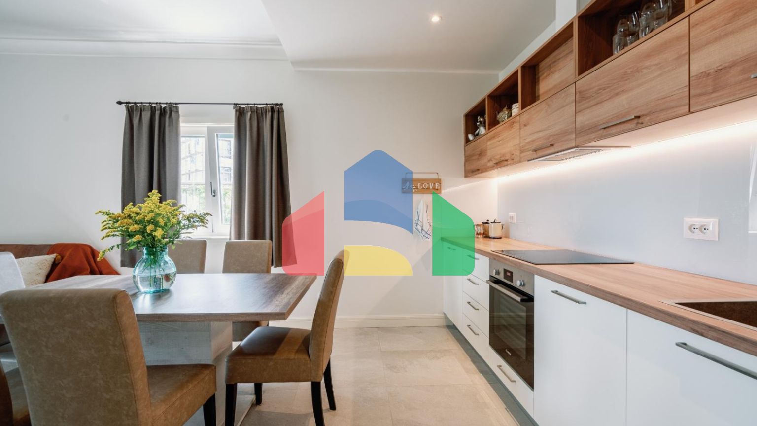 Прекрасная квартира с собственным двориком расположена в районе Centrale, Луштица Бэй