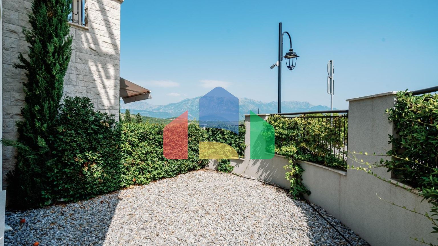 Прекрасная квартира с собственным двориком расположена в районе Centrale, Луштица Бэй