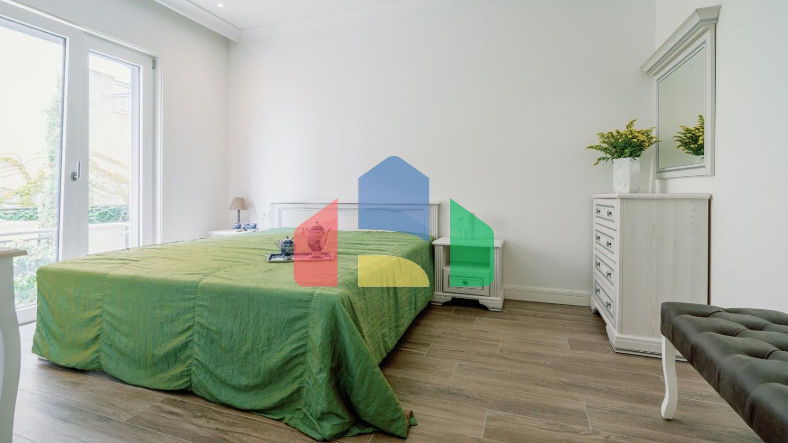 Прекрасная квартира с собственным двориком расположена в районе Centrale, Луштица Бэй