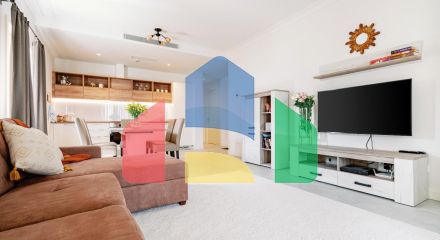 Прекрасная квартира с собственным двориком расположена в районе Centrale, Луштица Бэй