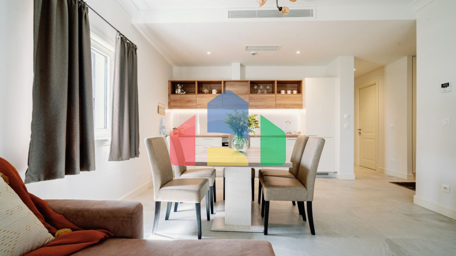 Прекрасная квартира с собственным двориком расположена в районе Centrale, Луштица Бэй