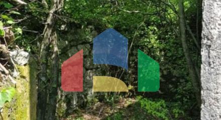 Двухэтажный каменный дом под реставрацию с большим участком в Сотоничи