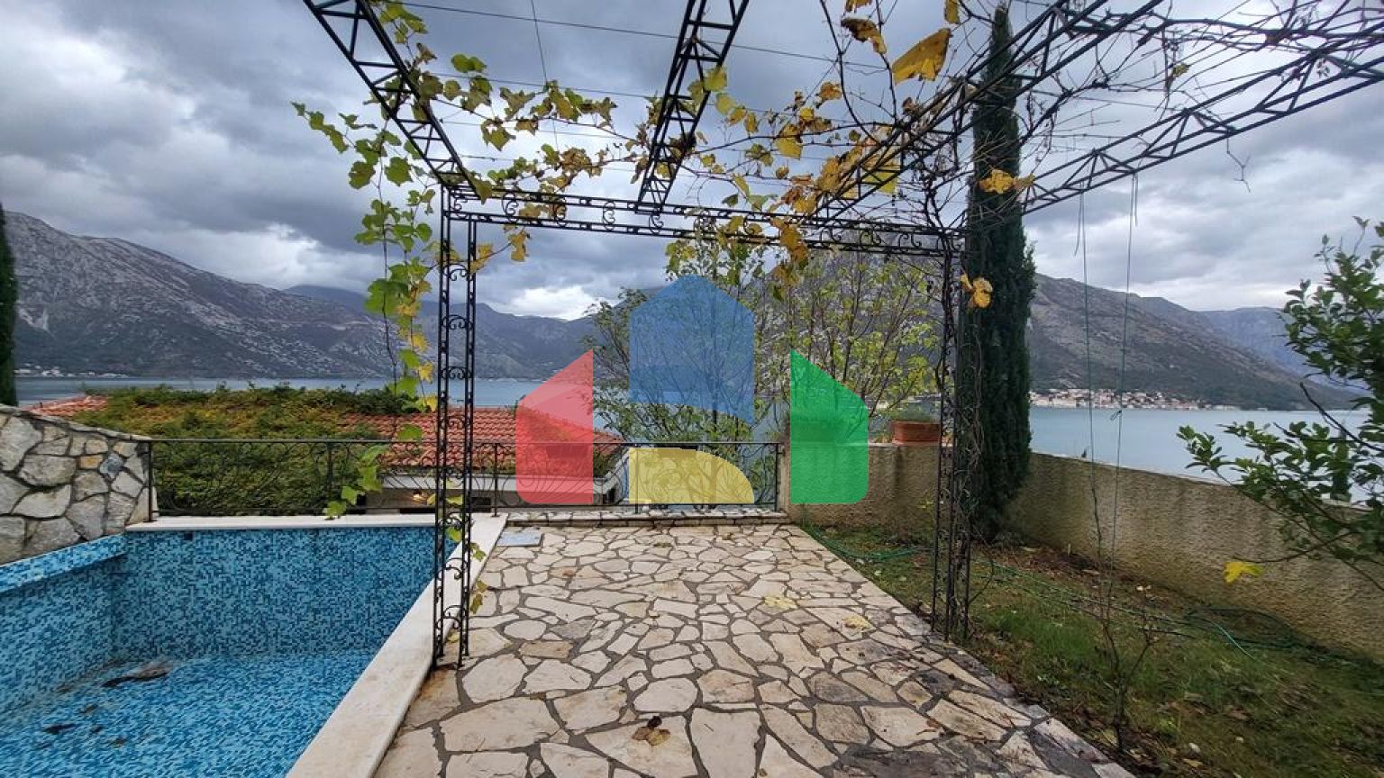 Просторная квартира на первом этаже с отдельным входом и частным бассейном в Костанице