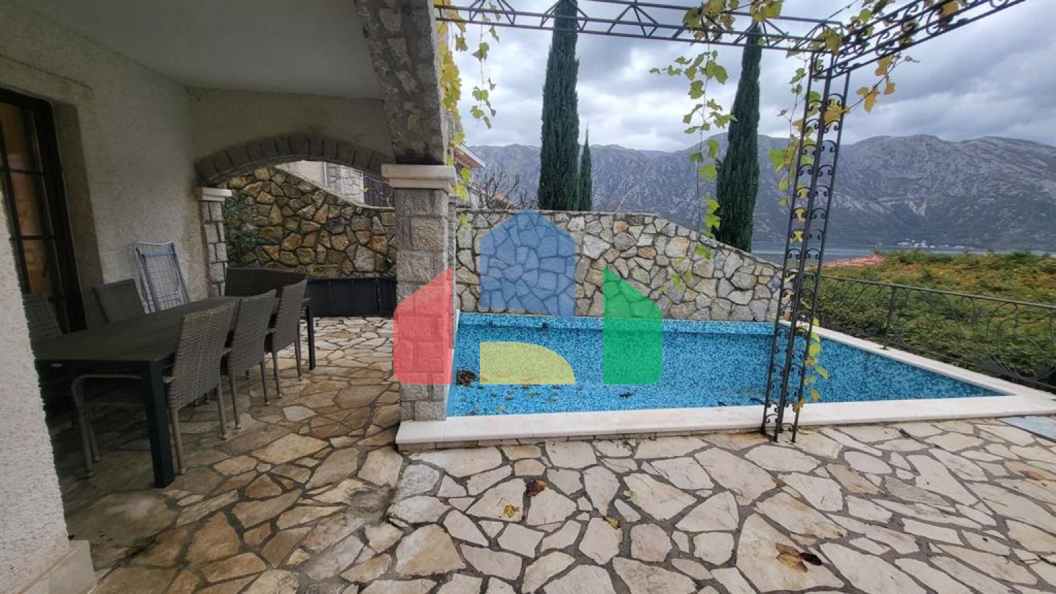 Просторная квартира на первом этаже с отдельным входом и частным бассейном в Костанице