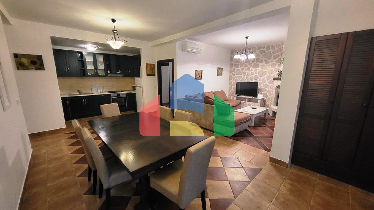 Просторная квартира на первом этаже с отдельным входом и частным бассейном в Костанице