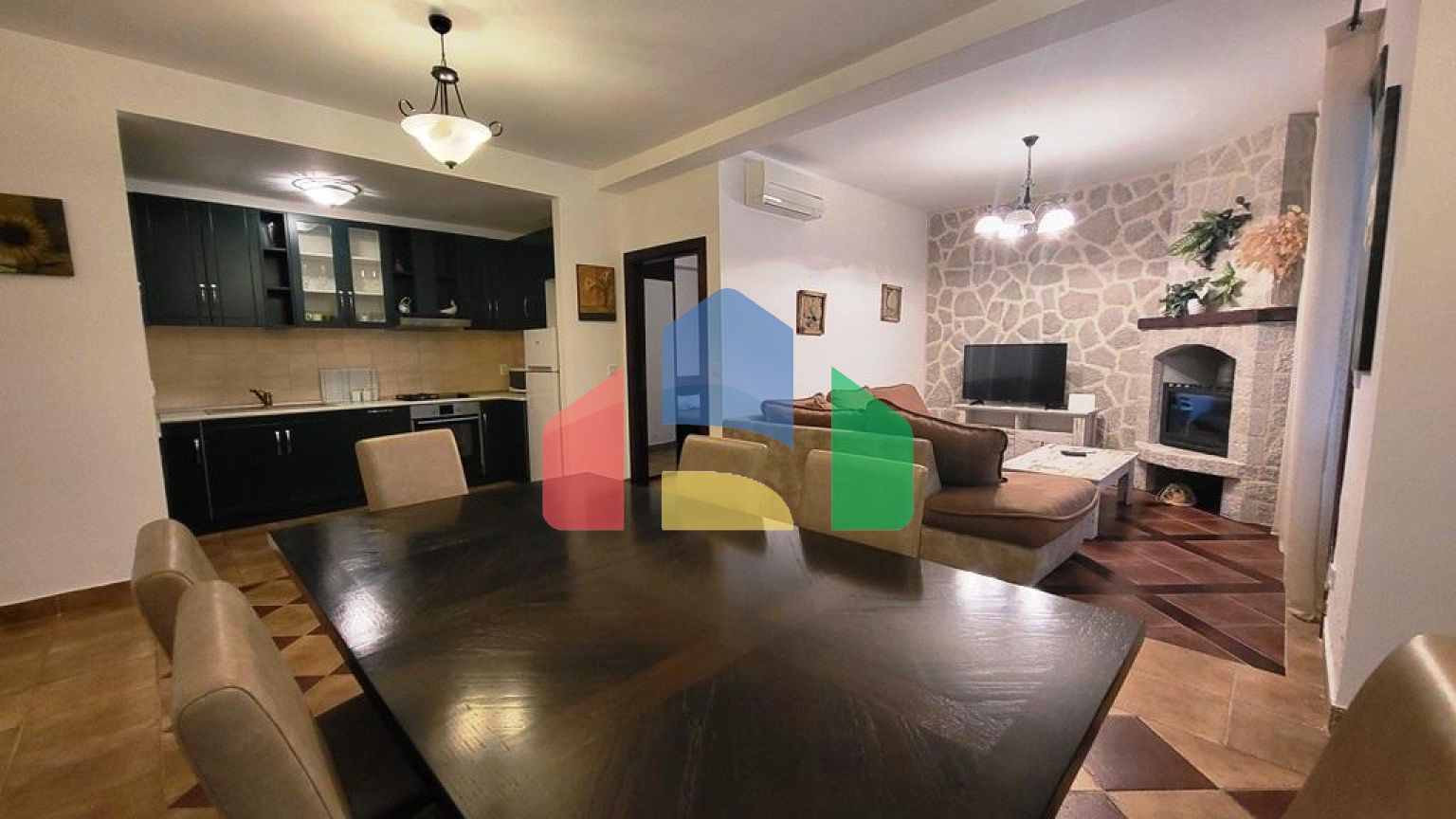 Просторная квартира на первом этаже с отдельным входом и частным бассейном в Костанице