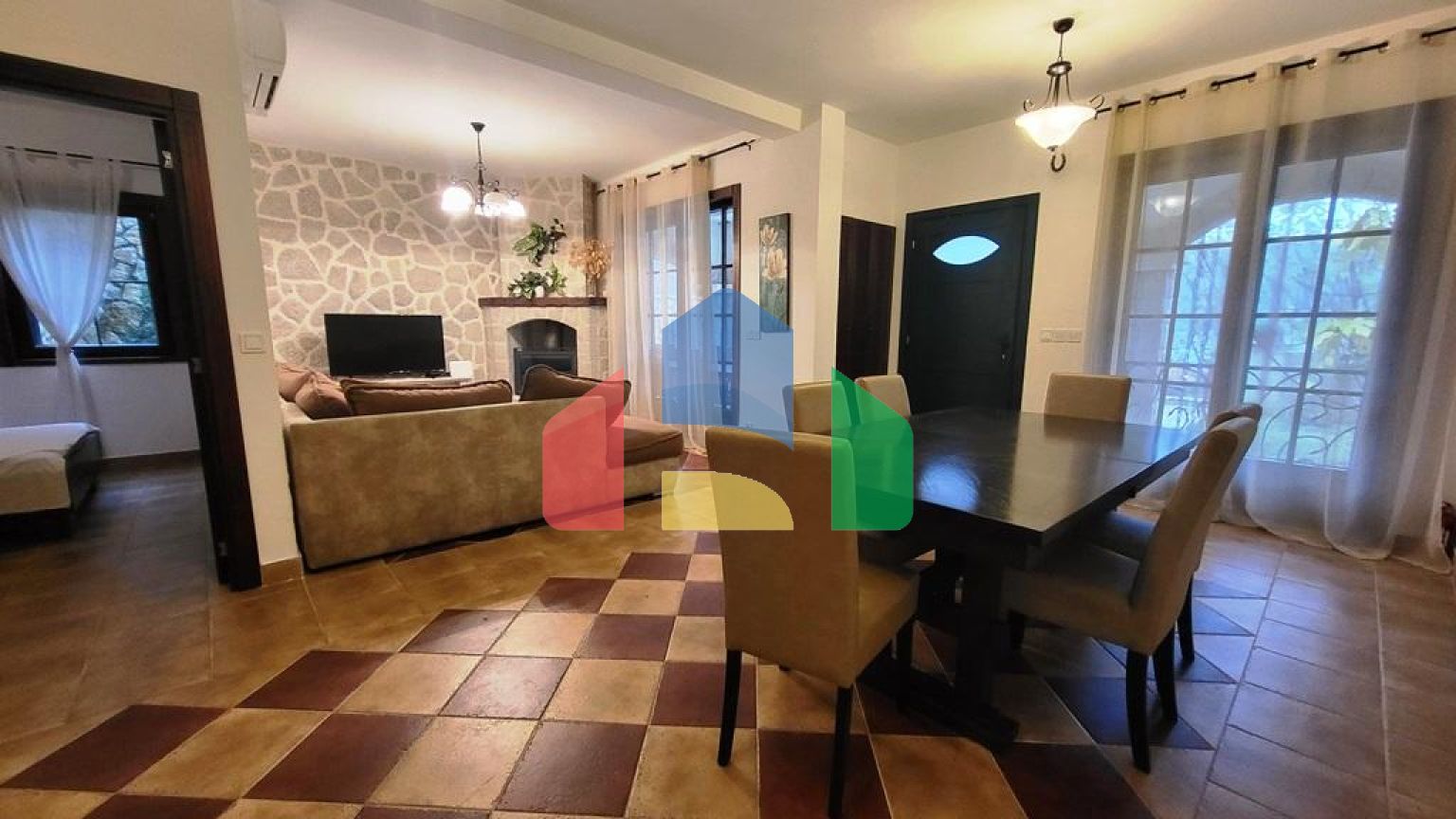 Просторная квартира на первом этаже с отдельным входом и частным бассейном в Костанице