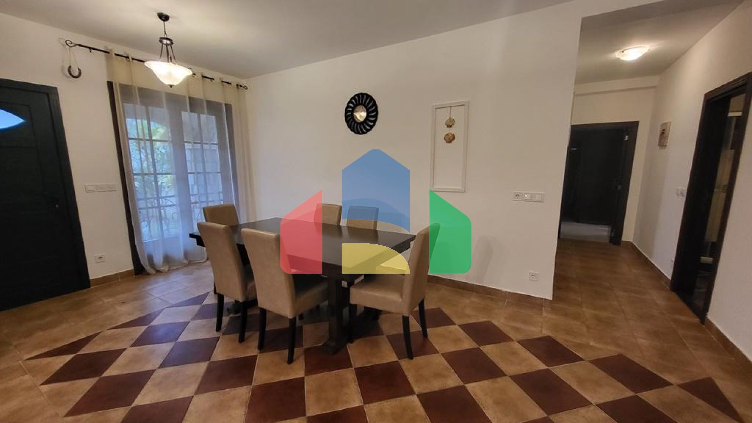 Просторная квартира на первом этаже с отдельным входом и частным бассейном в Костанице