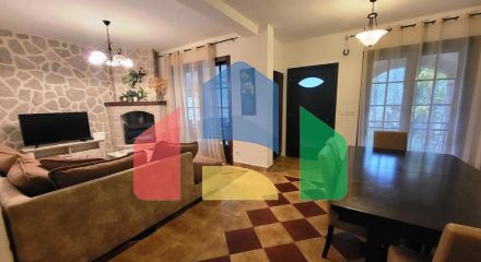 Просторная квартира на первом этаже с отдельным входом и частным бассейном в Костанице