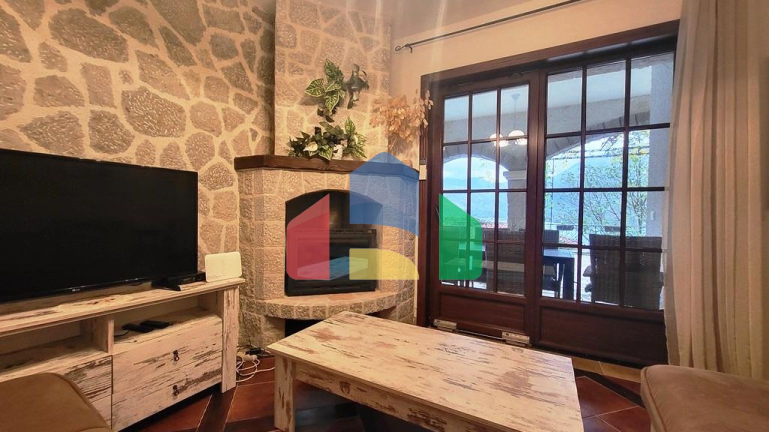 Просторная квартира на первом этаже с отдельным входом и частным бассейном в Костанице