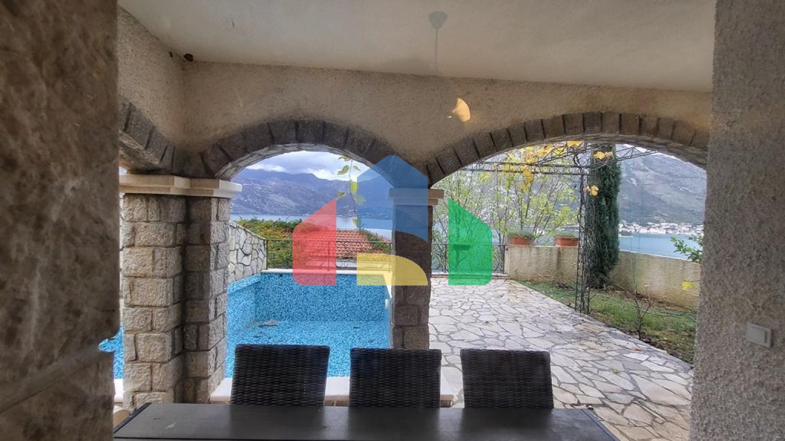 Просторная квартира на первом этаже с отдельным входом и частным бассейном в Костанице