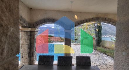 Просторная квартира на первом этаже с отдельным входом и частным бассейном в Костанице