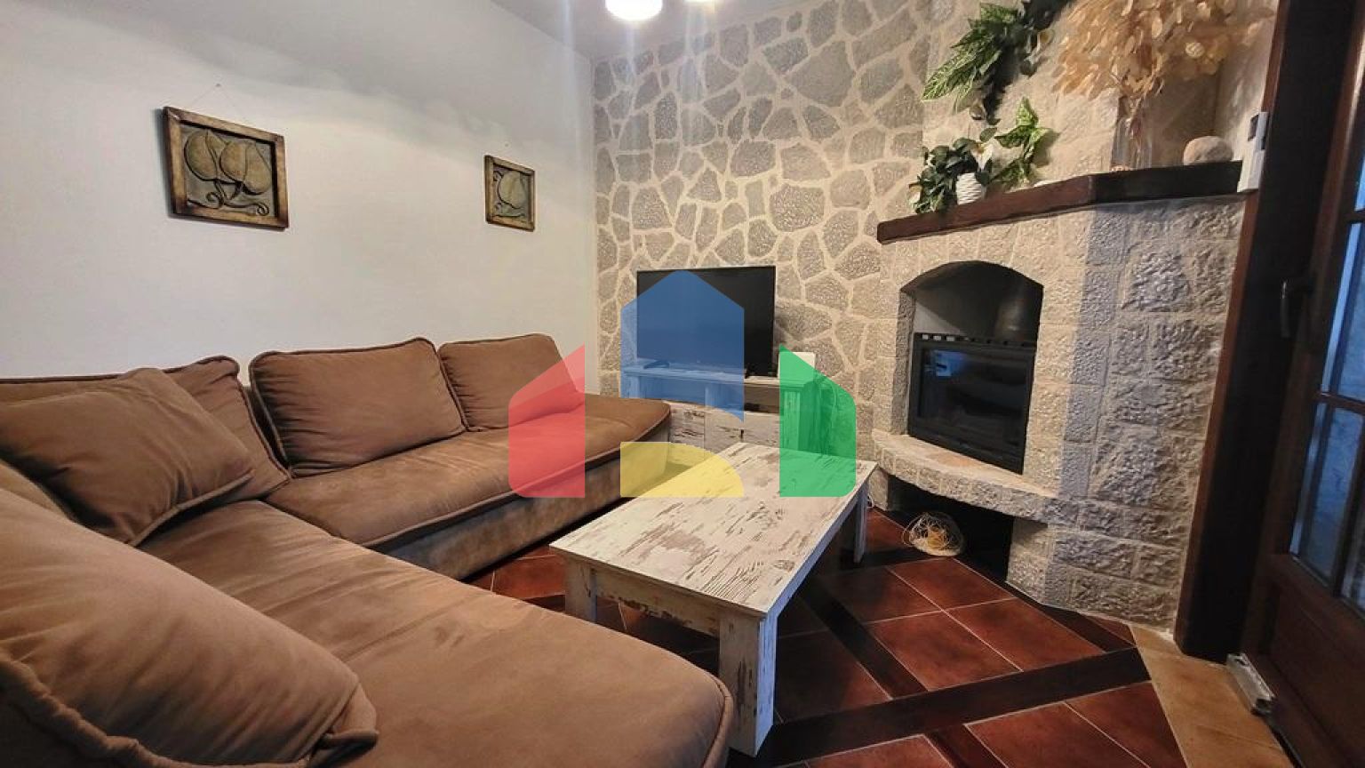 Просторная квартира на первом этаже с отдельным входом и частным бассейном в Костанице