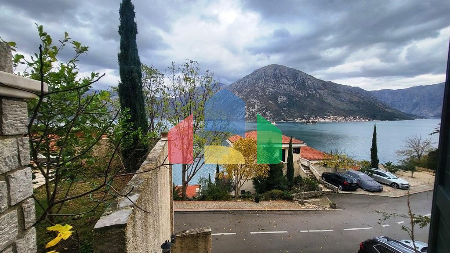 Просторная квартира на первом этаже с отдельным входом и частным бассейном в Костанице