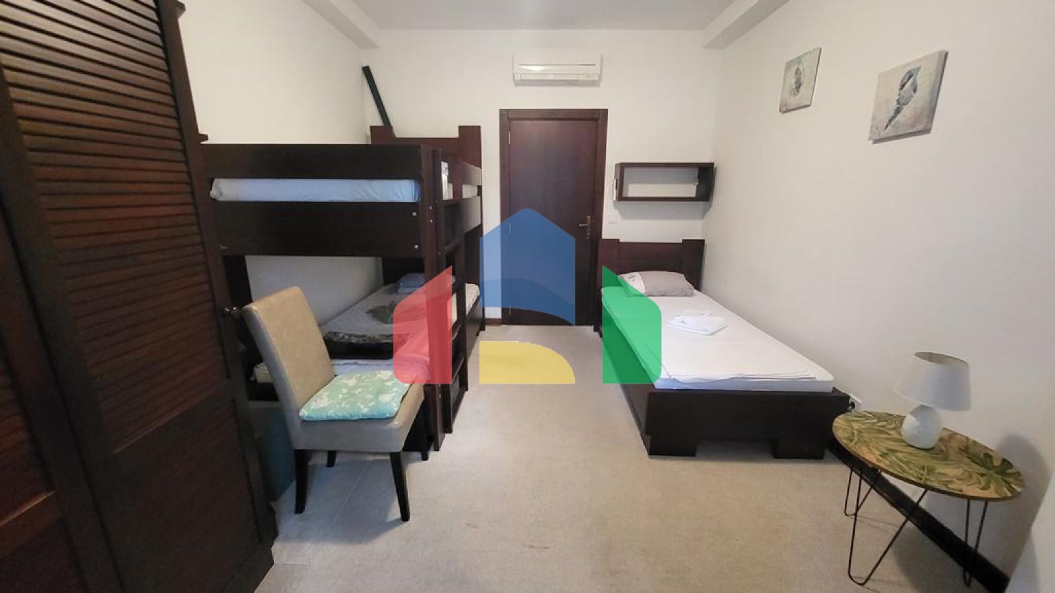 Просторная квартира на первом этаже с отдельным входом и частным бассейном в Костанице