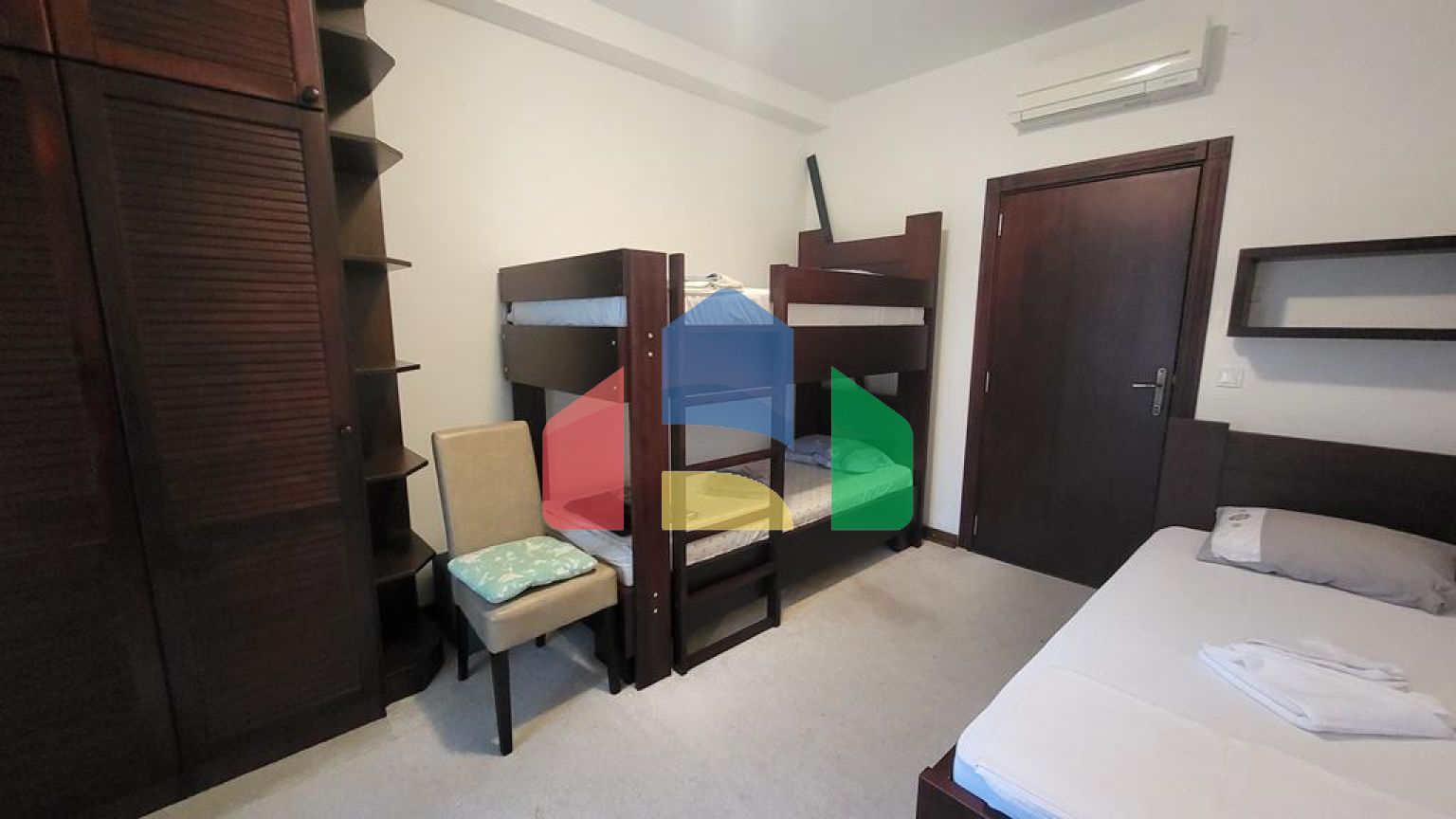 Просторная квартира на первом этаже с отдельным входом и частным бассейном в Костанице