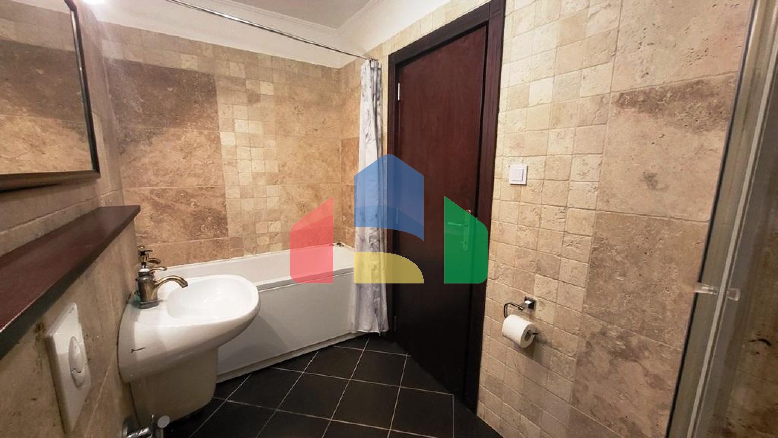 Просторная квартира на первом этаже с отдельным входом и частным бассейном в Костанице