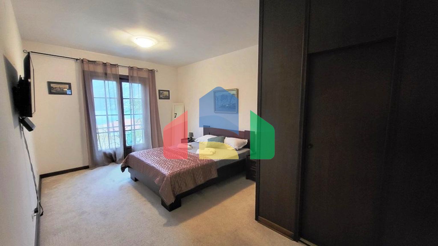 Просторная квартира на первом этаже с отдельным входом и частным бассейном в Костанице