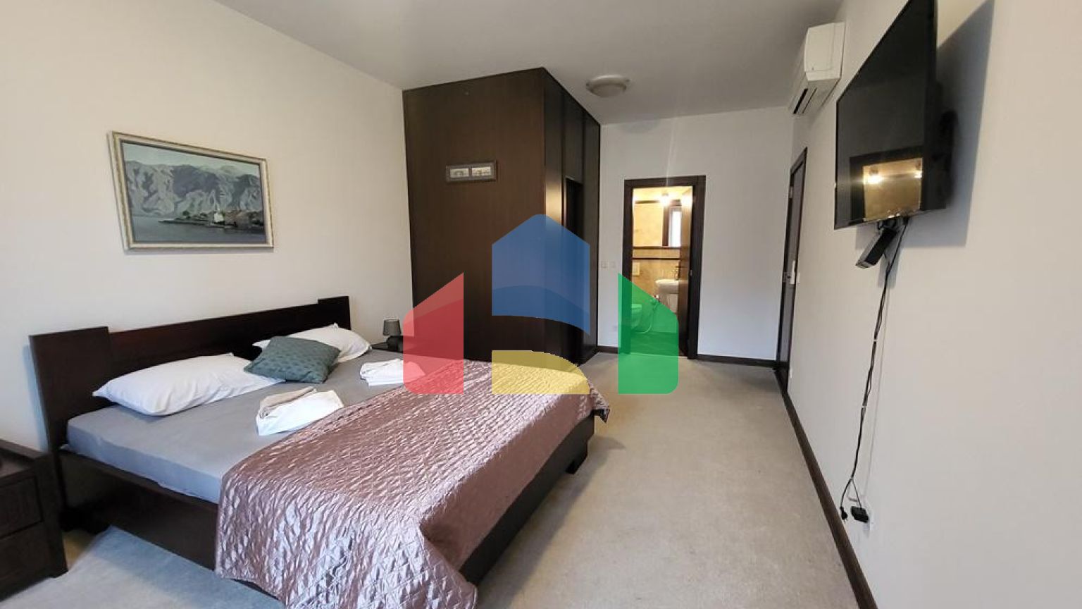 Просторная квартира на первом этаже с отдельным входом и частным бассейном в Костанице