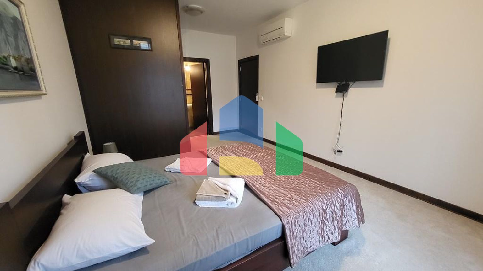 Просторная квартира на первом этаже с отдельным входом и частным бассейном в Костанице