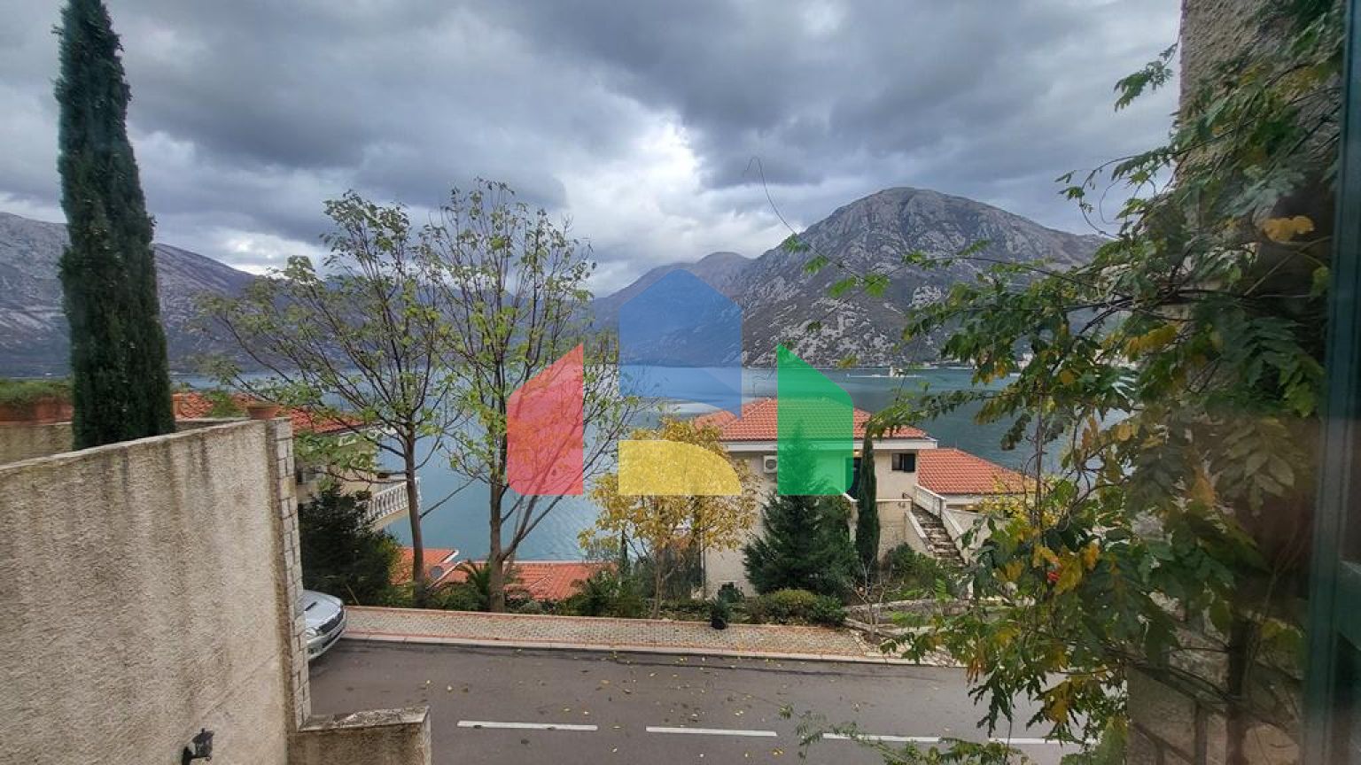 Просторная квартира на первом этаже с отдельным входом и частным бассейном в Костанице