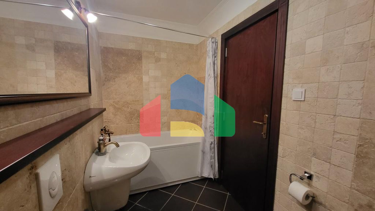 Просторная квартира на первом этаже с отдельным входом и частным бассейном в Костанице