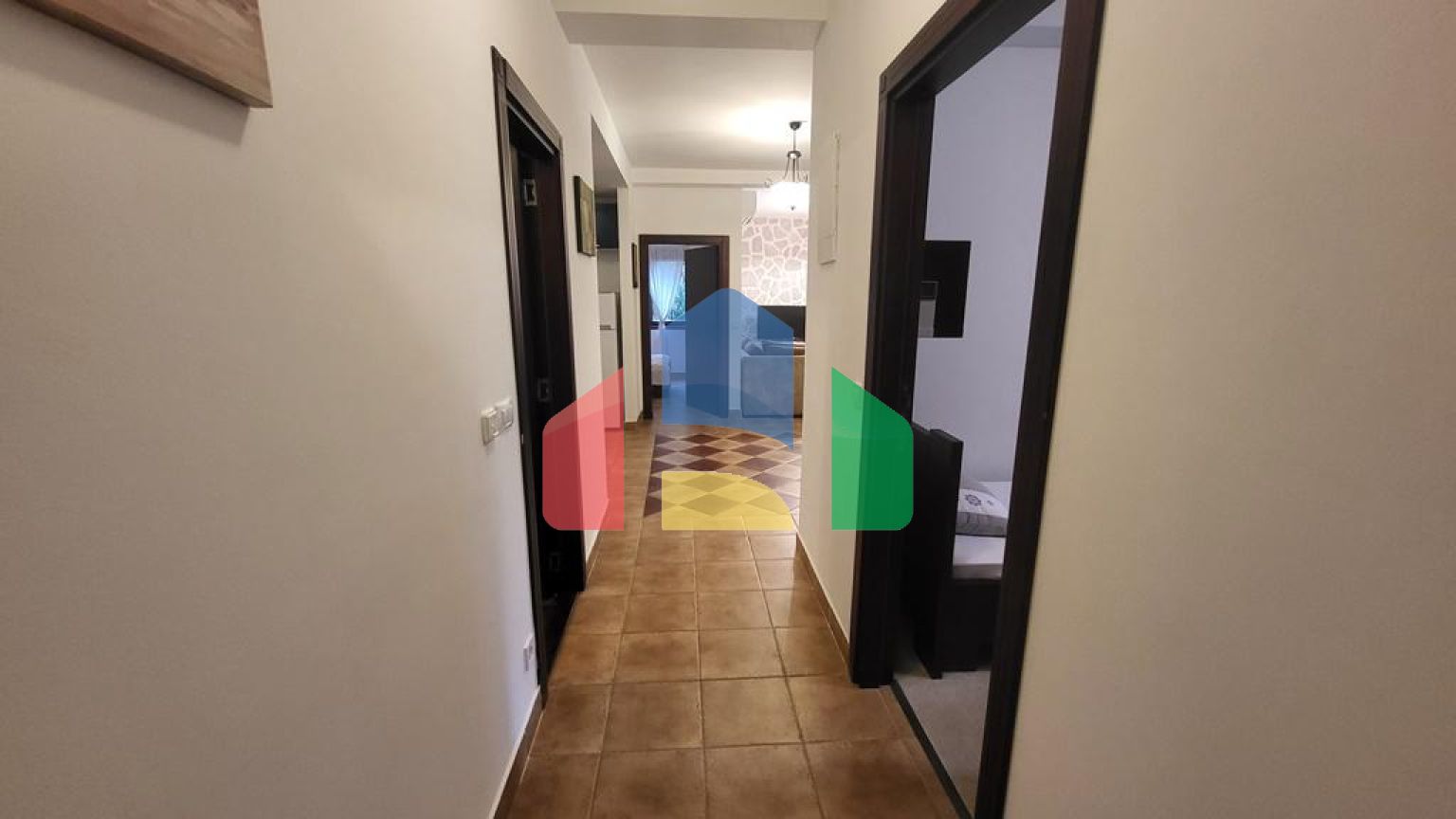 Просторная квартира на первом этаже с отдельным входом и частным бассейном в Костанице