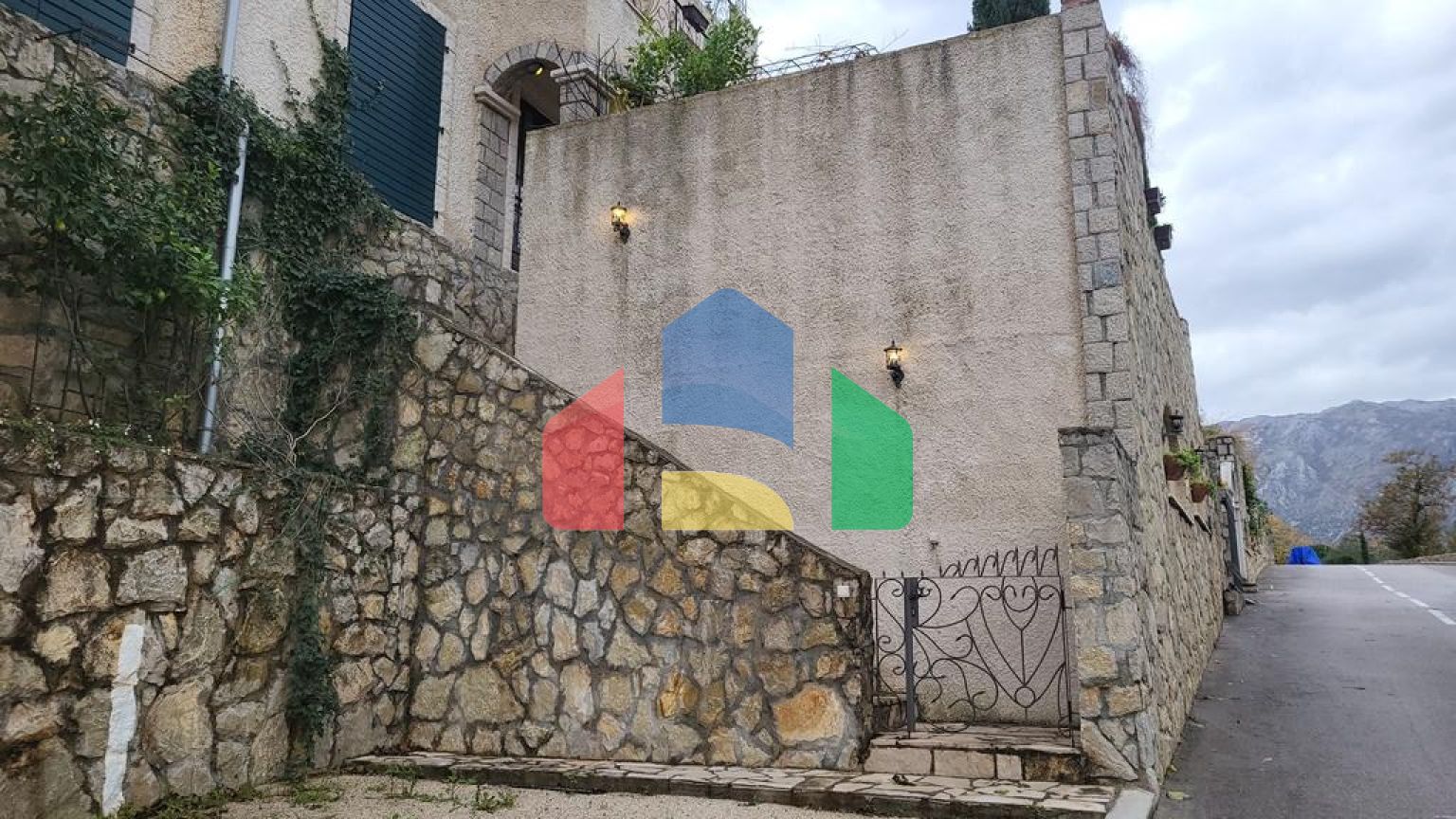 Просторная квартира на первом этаже с отдельным входом и частным бассейном в Костанице