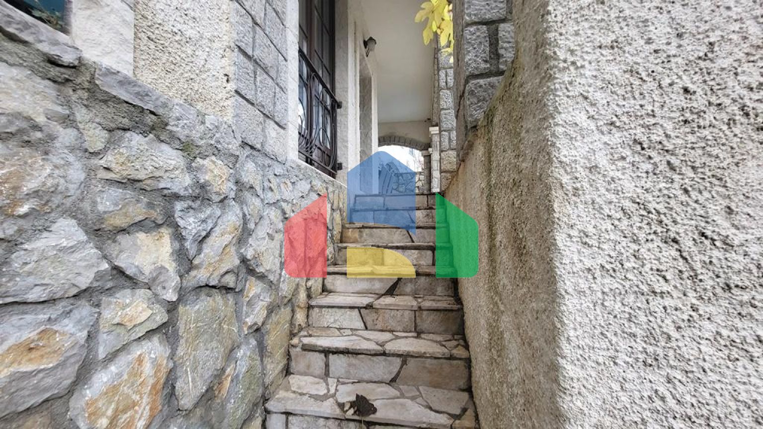 Просторная квартира на первом этаже с отдельным входом и частным бассейном в Костанице