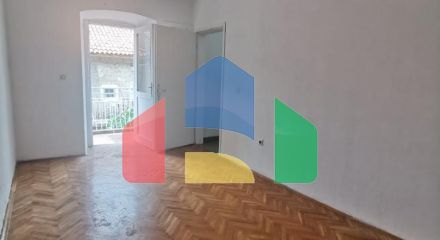 Уникальный трехэтажный старинный дом в 20 метрах от моря в Лепетане, Тиват.