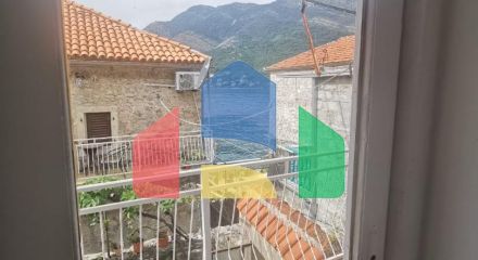 Уникальный трехэтажный старинный дом в 20 метрах от моря в Лепетане, Тиват.