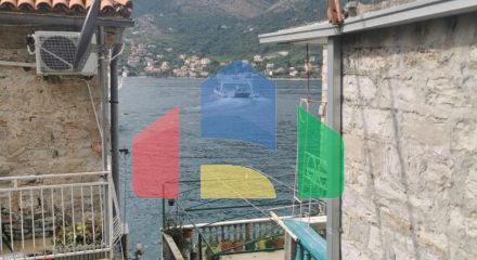 Уникальный трехэтажный старинный дом в 20 метрах от моря в Лепетане, Тиват.
