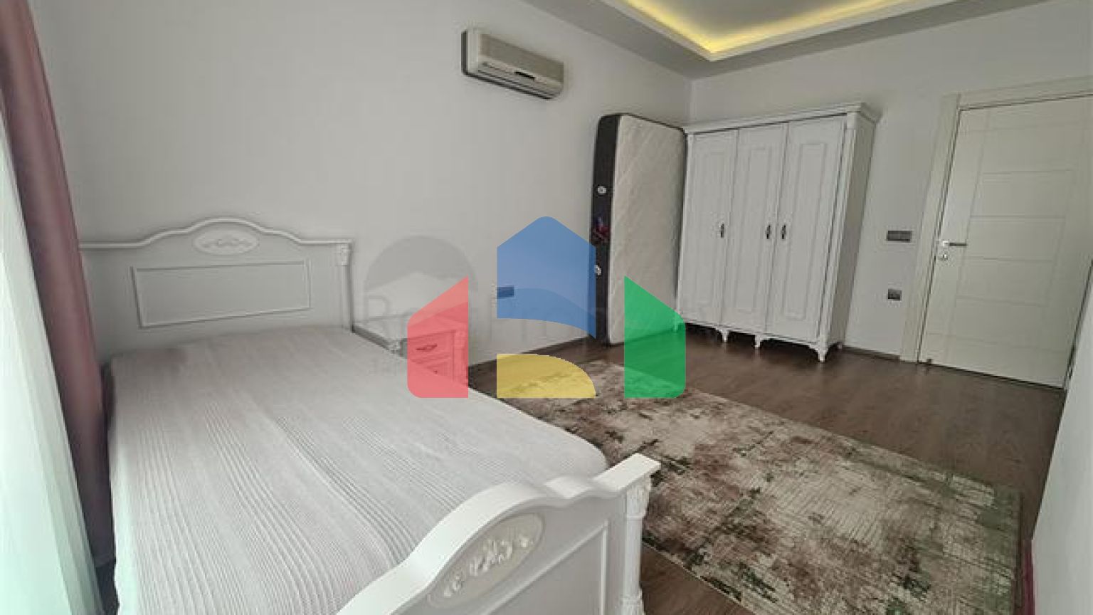 Простора квартира планування 3 + 1 в районі Джікджіллі