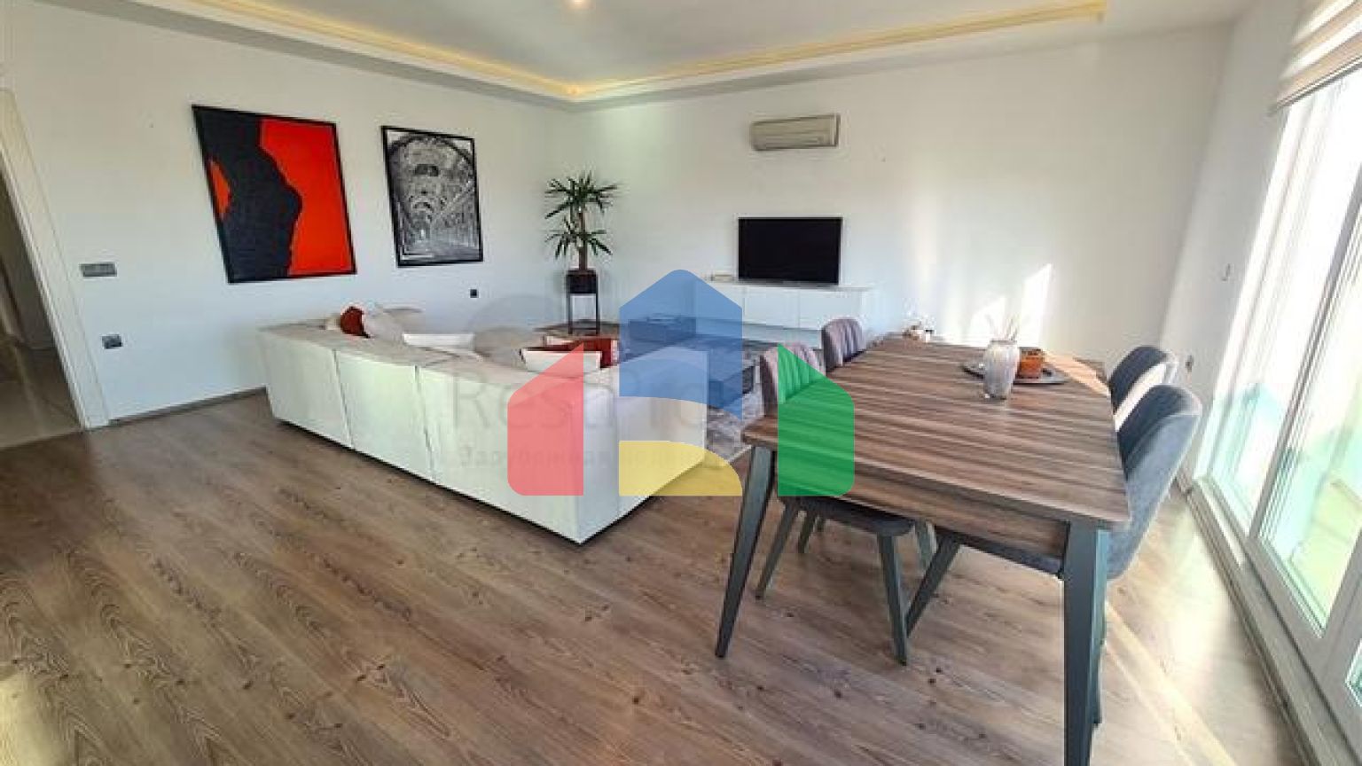 Простора квартира планування 3 + 1 в районі Джікджіллі