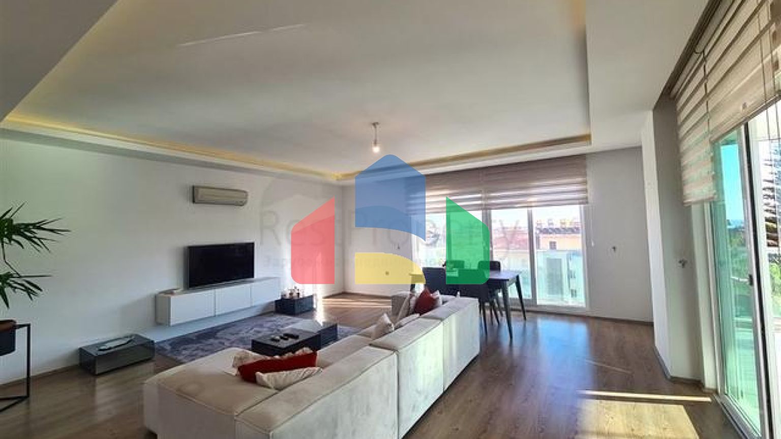 Простора квартира планування 3 + 1 в районі Джікджіллі