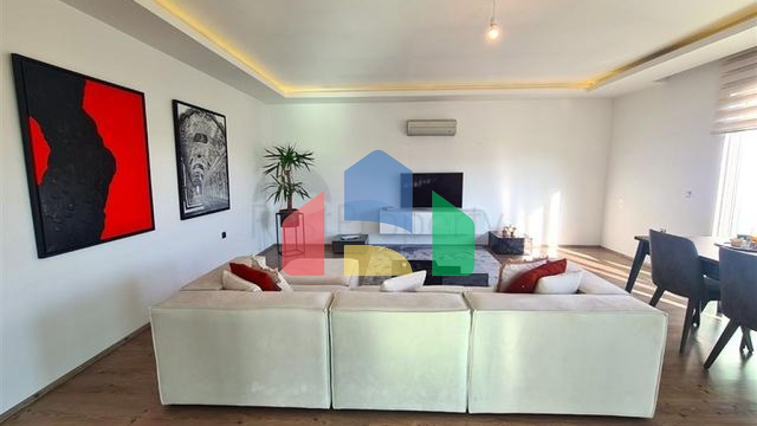 Простора квартира планування 3 + 1 в районі Джікджіллі