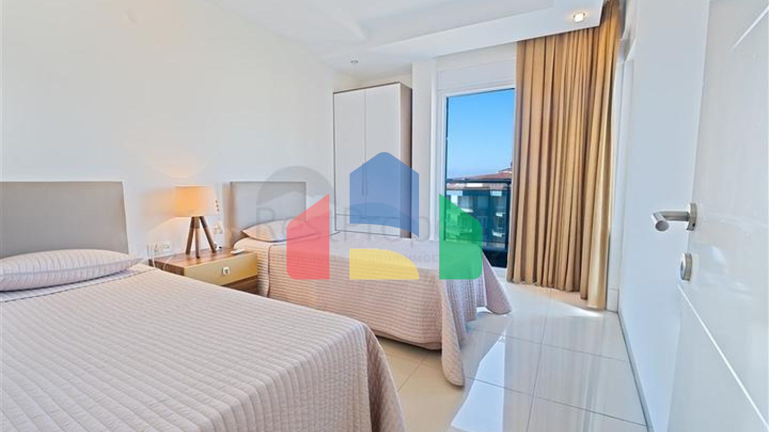 Сімейна квартира в доглянутому комплексі з готельною інфраструктурою