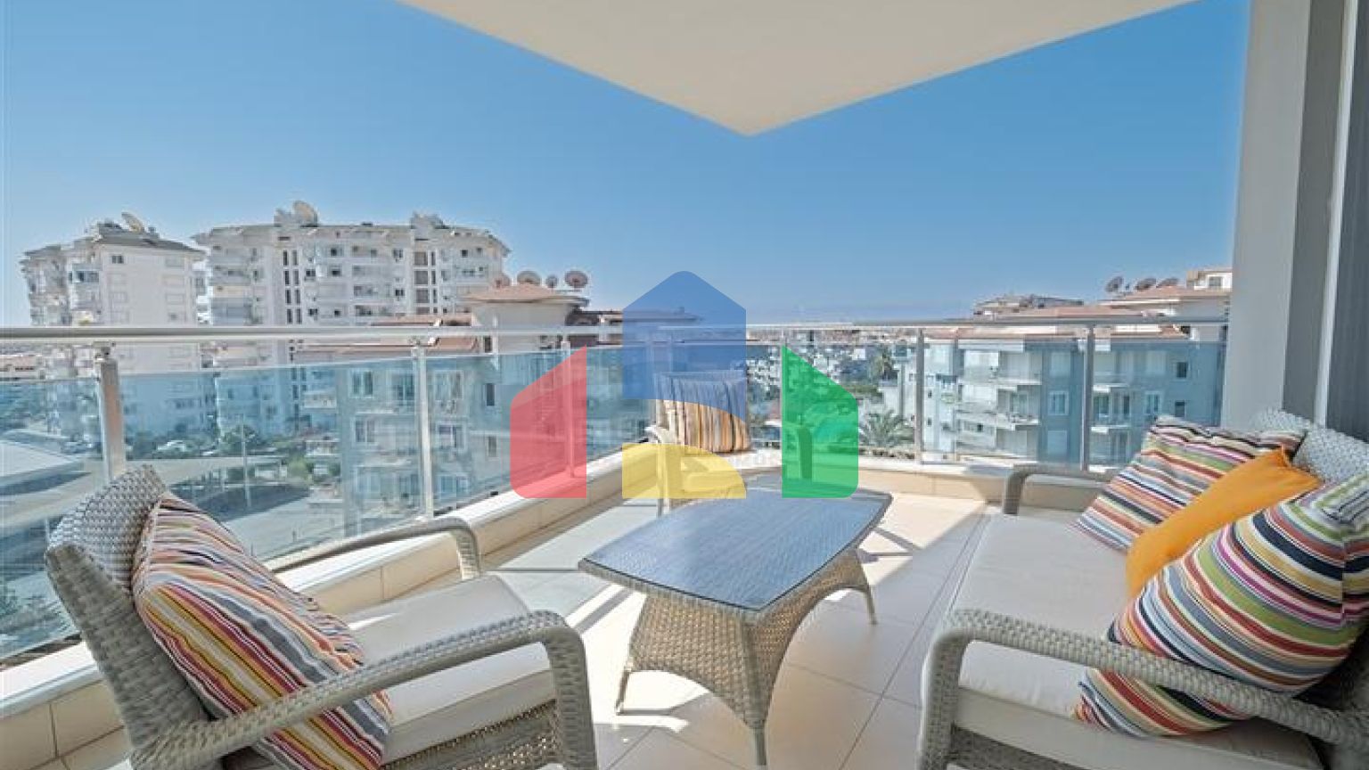 Сімейна квартира в доглянутому комплексі з готельною інфраструктурою