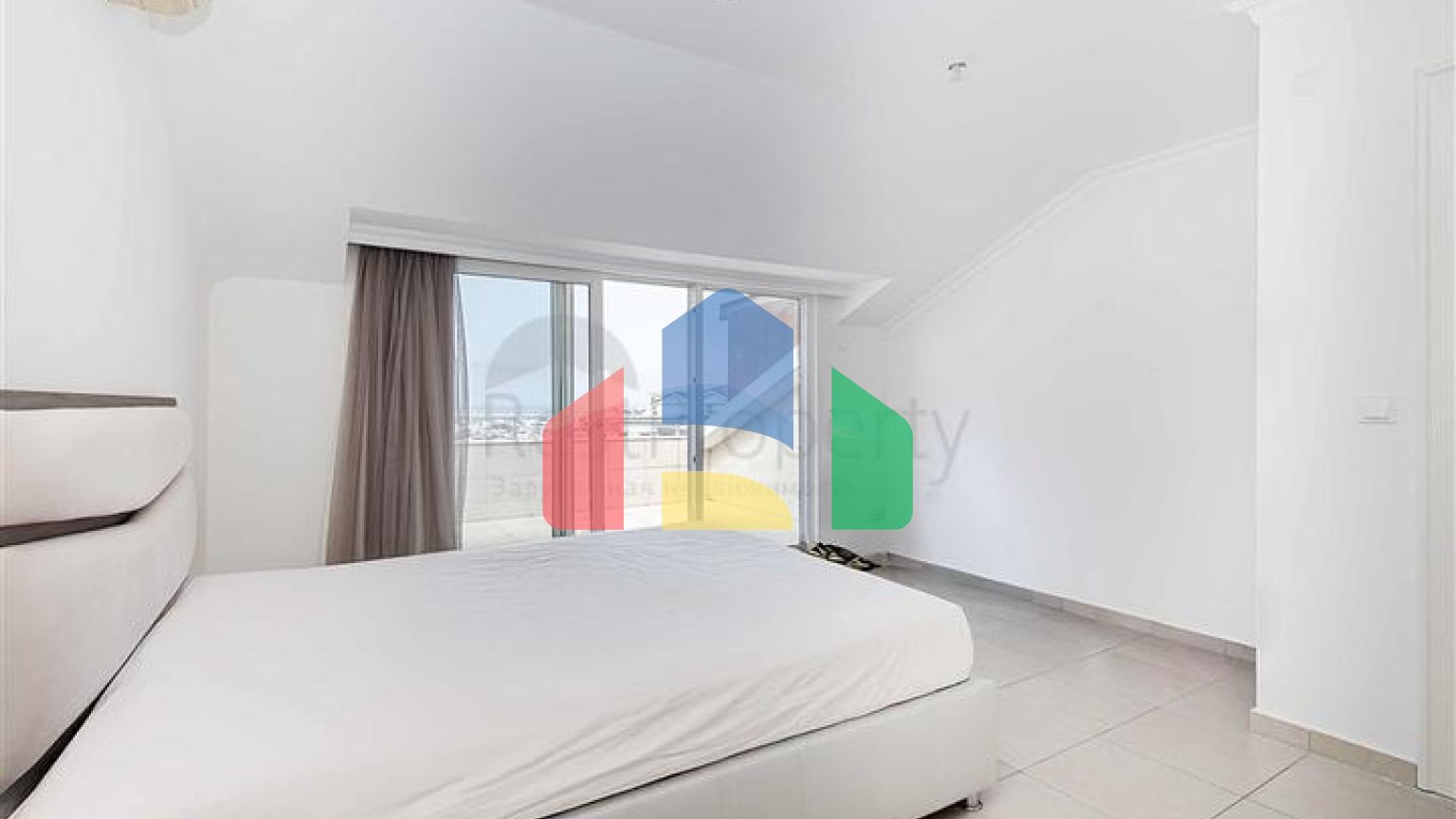 Просторный пентхаус с террасой и видом на море в престижном жилом комплексе