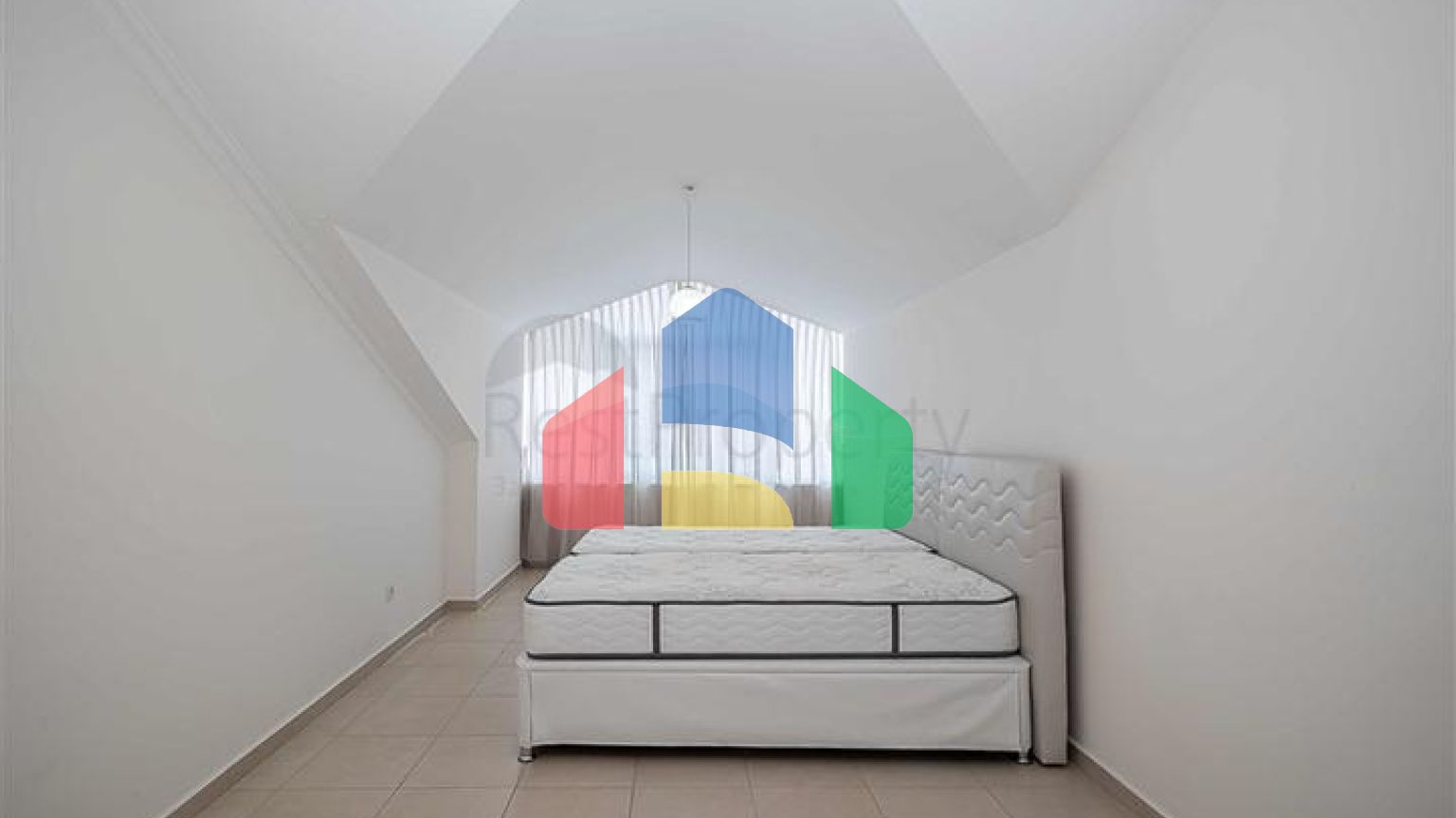 Просторный пентхаус с террасой и видом на море в престижном жилом комплексе