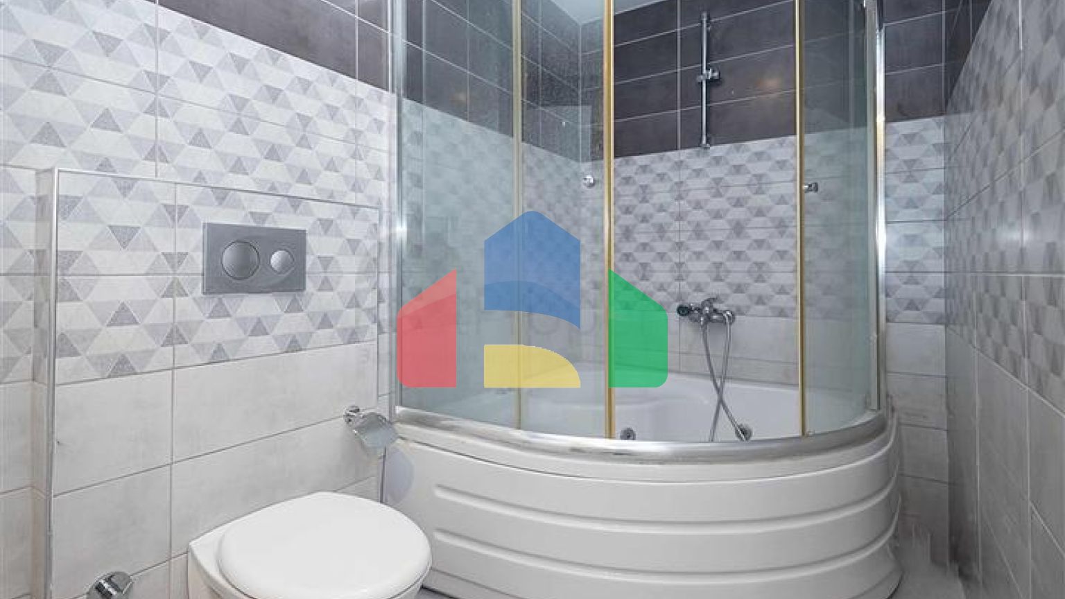 Просторный пентхаус с террасой и видом на море в престижном жилом комплексе