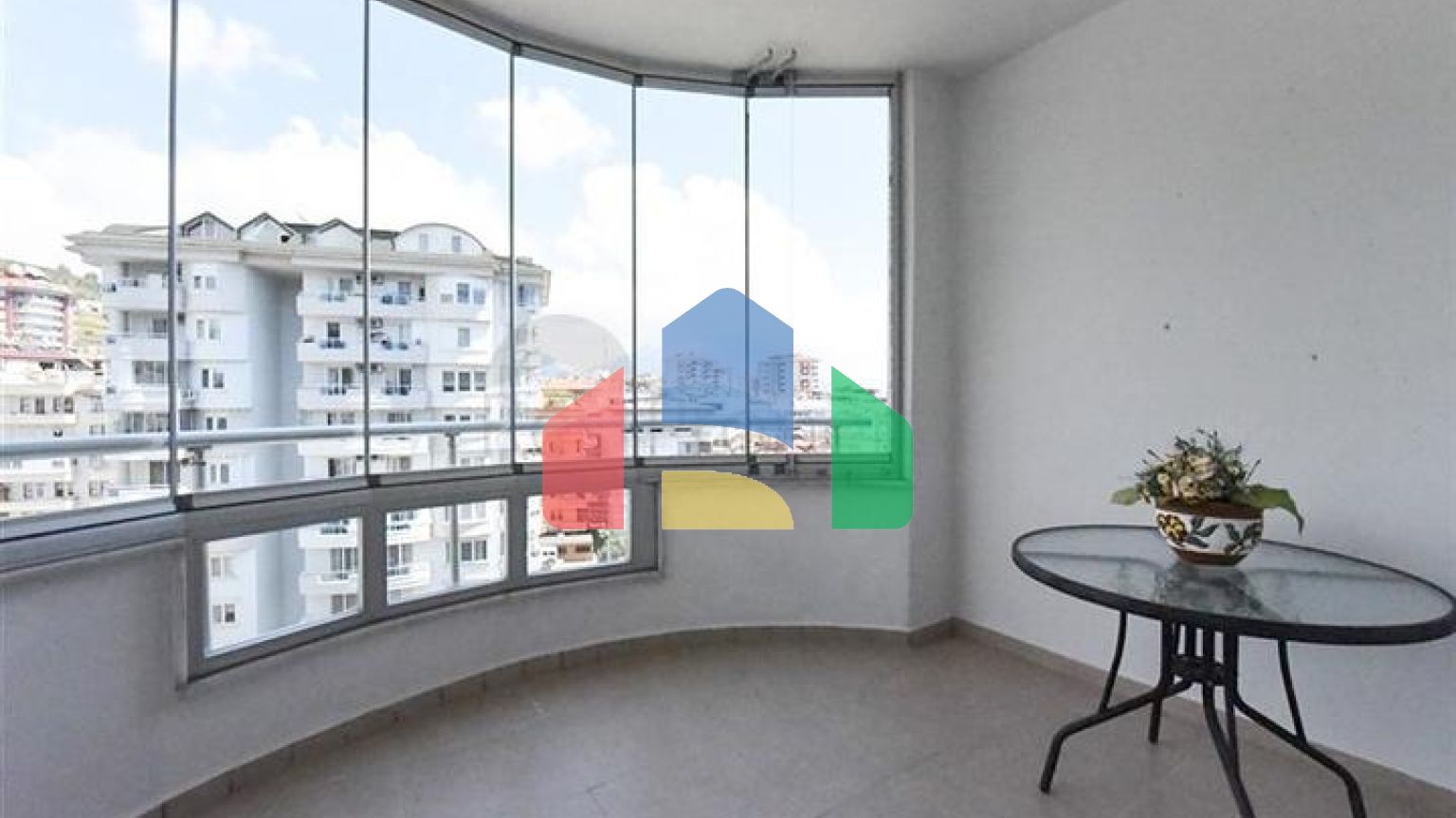 Простора квартира з видом на море і гори в районі Джікджіллі