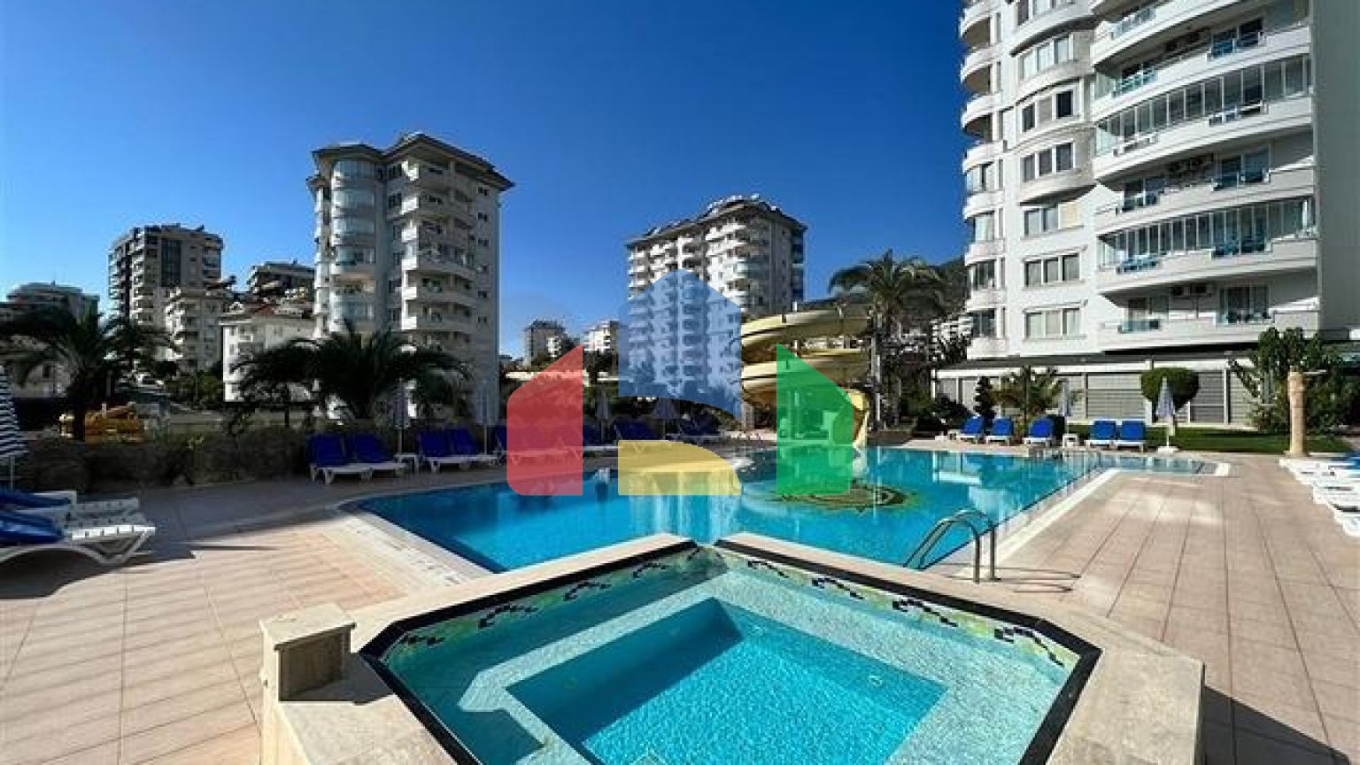 Простора квартира з видом на море і гори в районі Джікджіллі