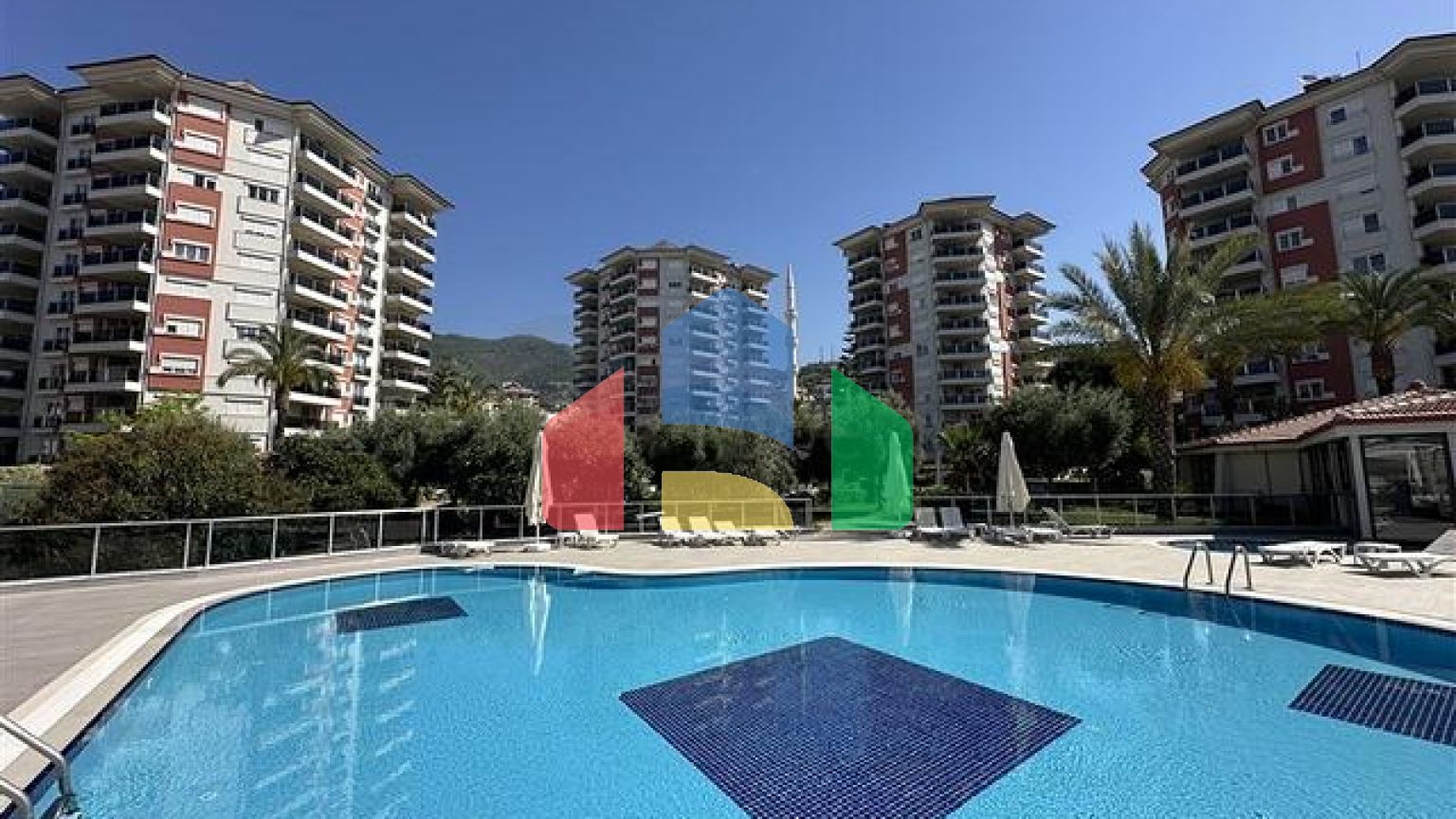 Затишна мебльована квартира 1 + 1 з панорамним видом в районі Джікджіллі