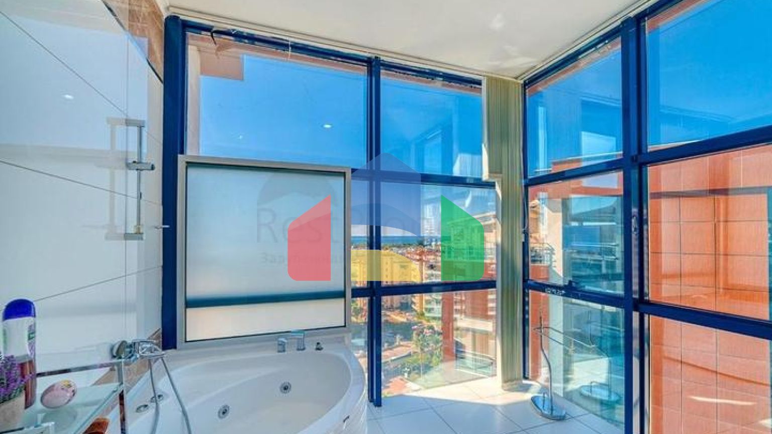 Елегантний пентхаус з видом на море в серці Аланії