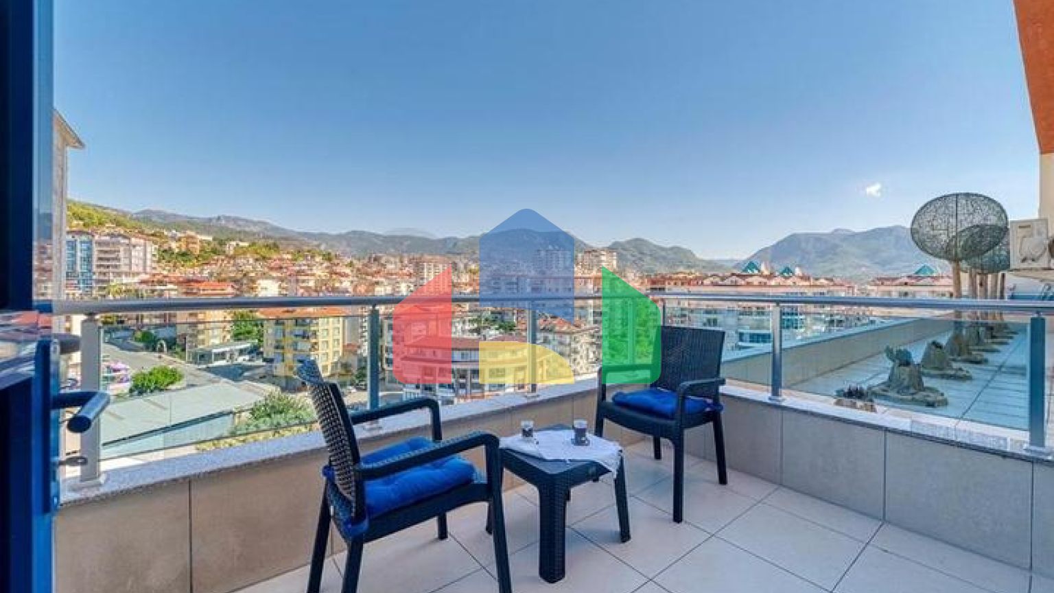 Елегантний пентхаус з видом на море в серці Аланії