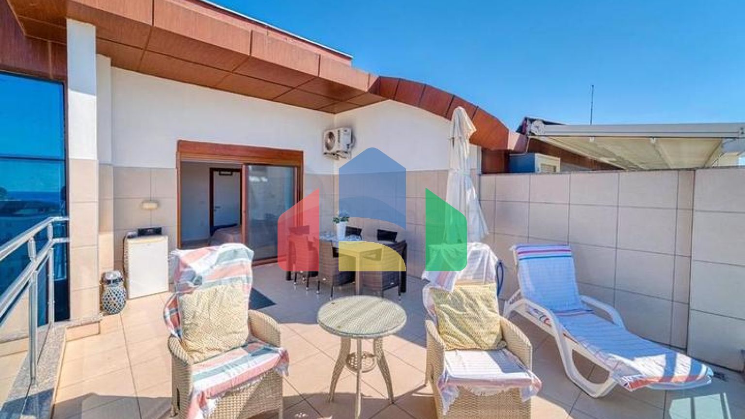 Елегантний пентхаус з видом на море в серці Аланії