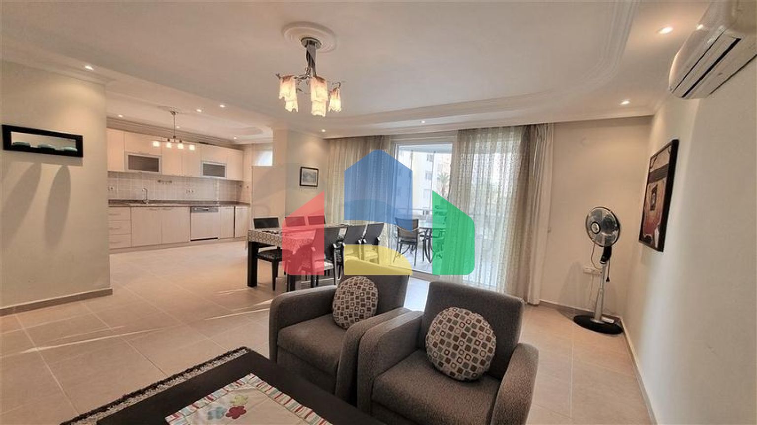 Простора квартира 2 + 1 в районі Джікджіллі