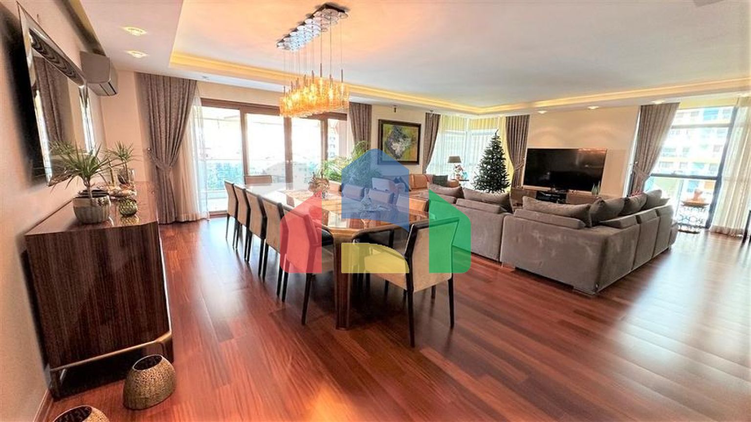 Простора квартира з дизайнерським ремонтом