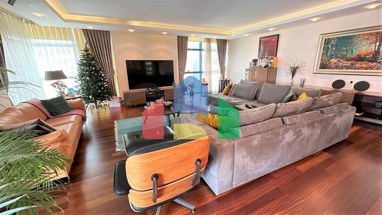 Простора квартира з дизайнерським ремонтом